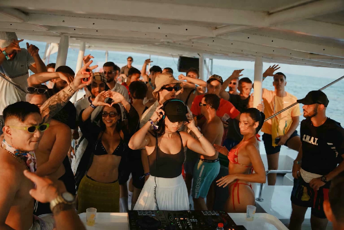 THE BIGGEST BOAT PARTY 🚤🌅 3H CATAMARAN + DJ & DRINKS